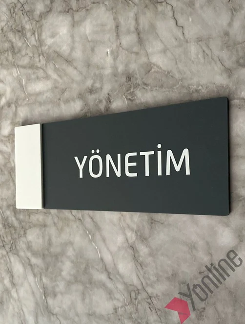 Beyaz Kenarlı Yönetim Kapı İsimliği