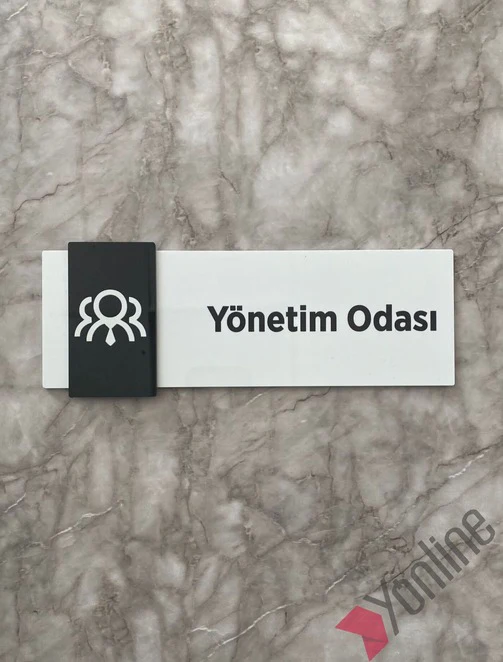 Siyah Kenarlı Parlak Beyaz Kapı İsimliği